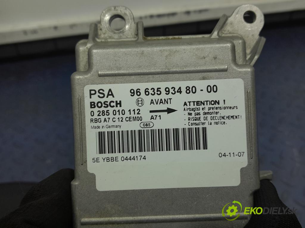 Peugeot 207 2007 kokpit,pristrojová doska 01
