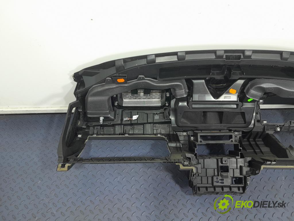Vw Passat 2017 kokpit,přistrojova deska 01