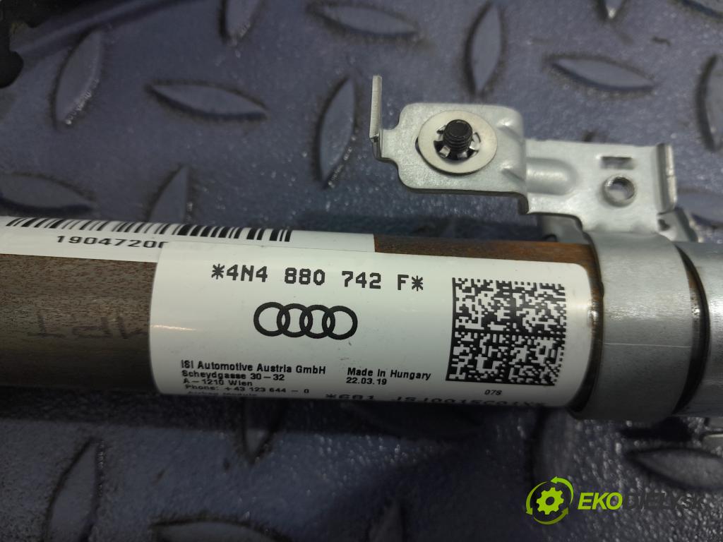 Audi A8 2019 kokpit,přistrojova deska 01