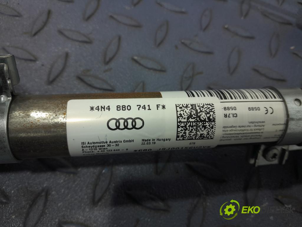 Audi A8 2019 kokpit,přistrojova deska 01