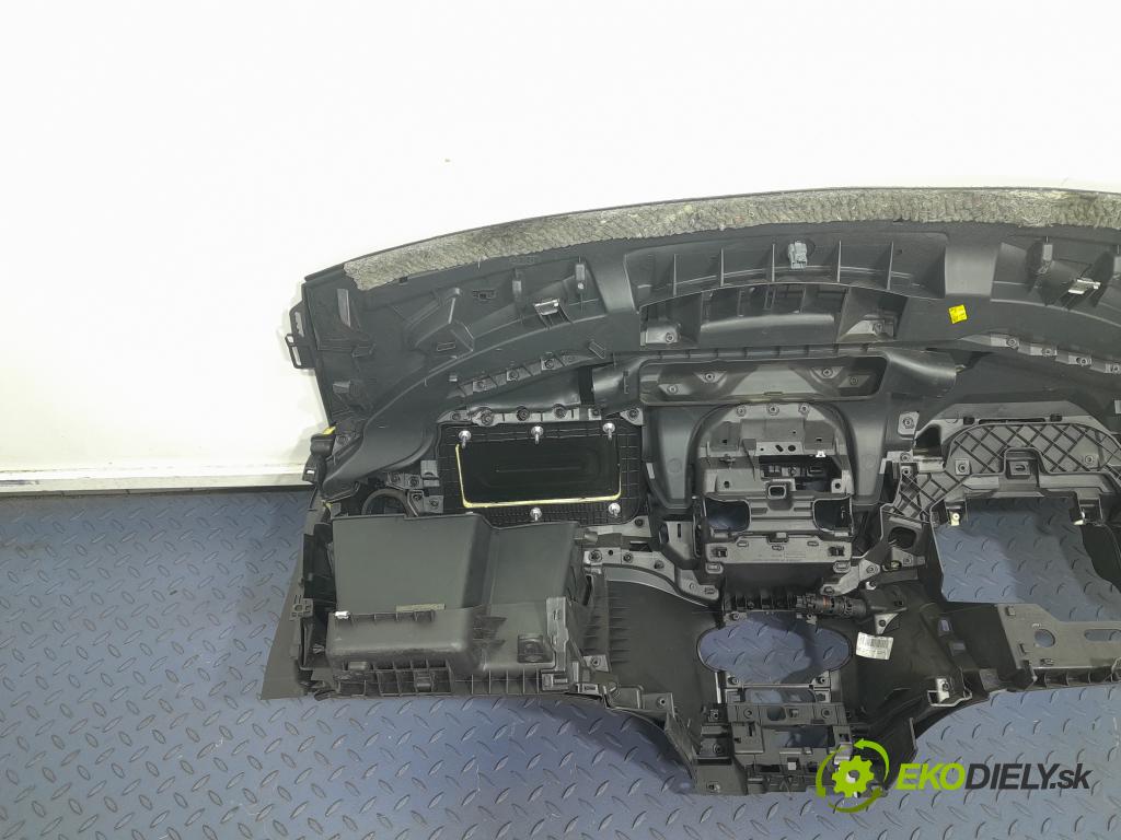 Ford Fiesta 2014 kokpit,přistrojova deska 01
