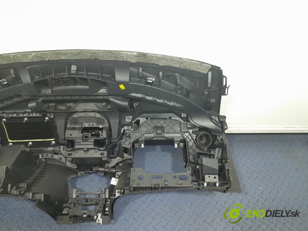 Ford Fiesta 2014 kokpit,přistrojova deska 01