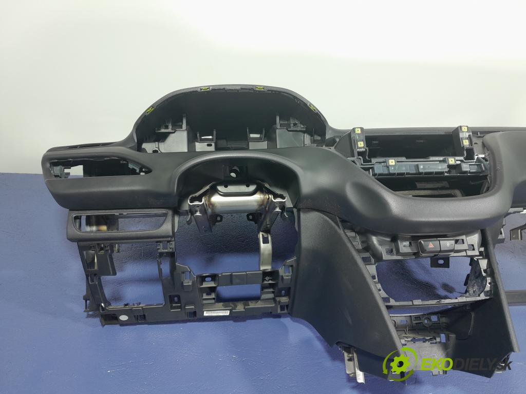 Peugeot 208 2018 kokpit,pristrojová doska 01