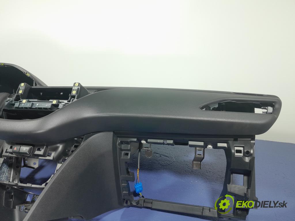 Peugeot 208 2018 kokpit,pristrojová doska 01