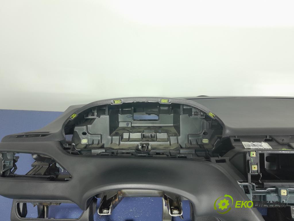 Peugeot 208 2018 kokpit,pristrojová doska 01