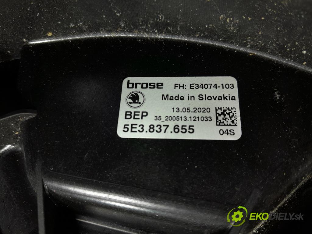 Skoda Octavia 2020 mechanismus stahování Sklenka: před Levý: 5E3837655