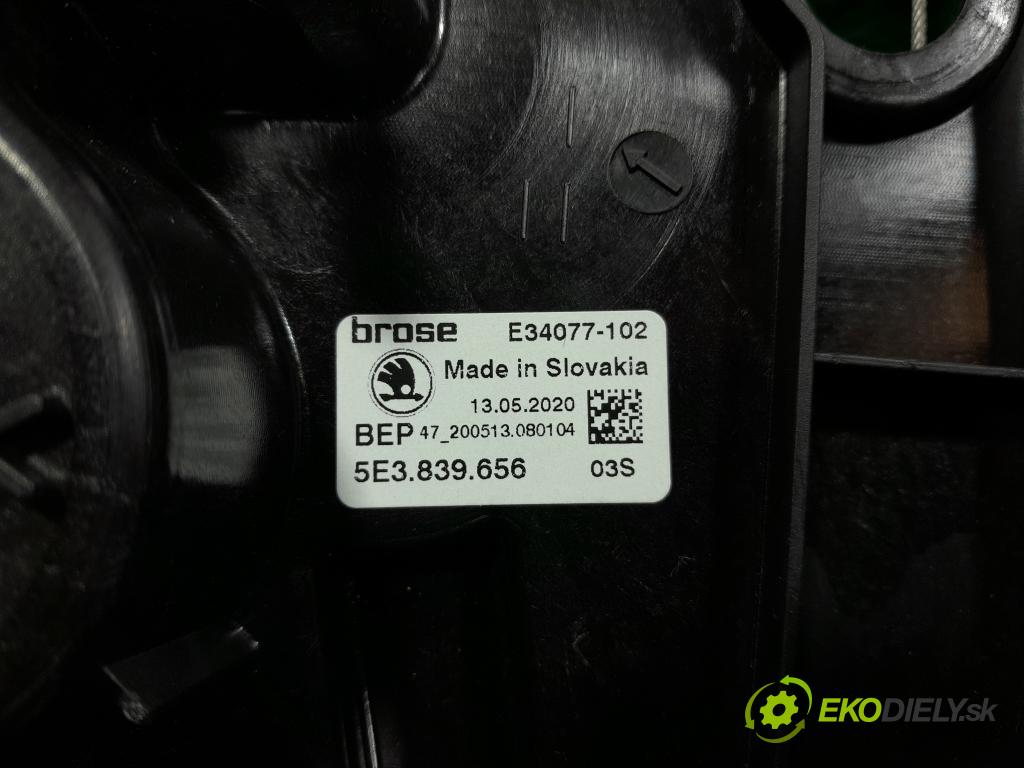 Skoda Octavia 2020 mechanismus stahování Sklenka: Zad: v pravo: 5E3839656