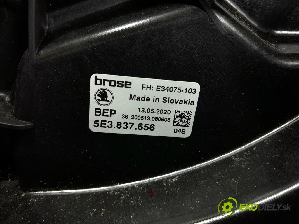 Skoda Octavia 2020 mechanismus stahování Sklenka: před v pravo: 5E3919605