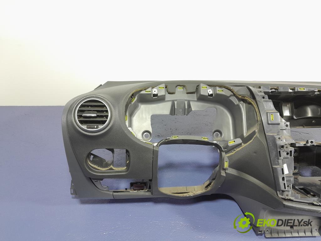 Seat Leon 2006 kokpit,pristrojová doska 01
