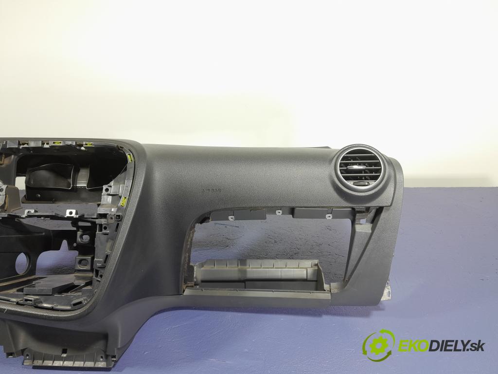 Seat Leon 2006 kokpit,pristrojová doska 01