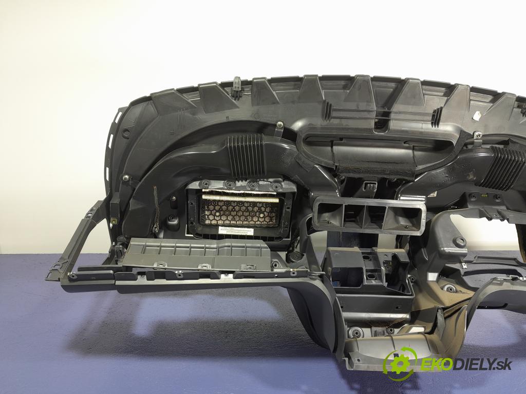 Seat Leon 2006 kokpit,pristrojová doska 01