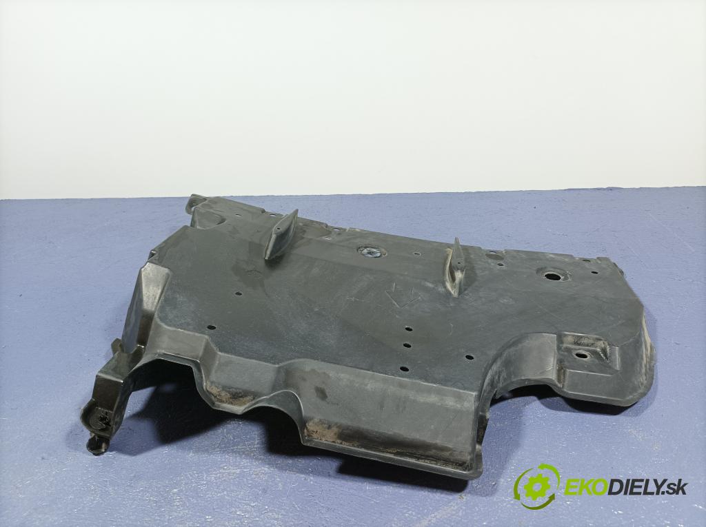 Toyota Prius 2010 kryt Plast: podvozek: 58398-47031