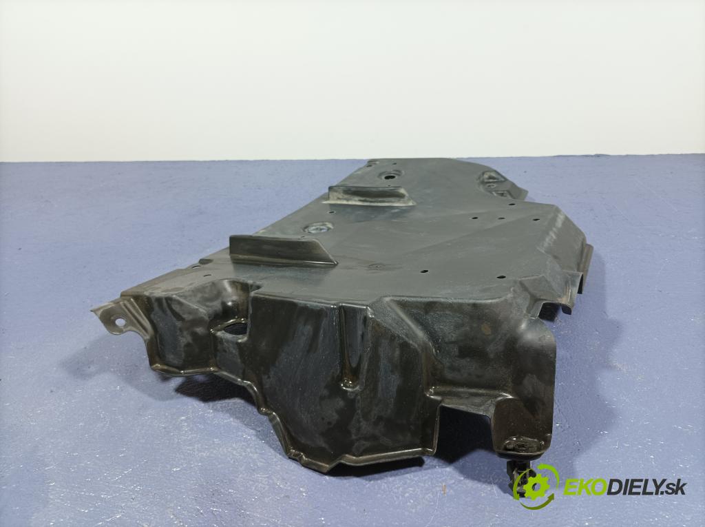 Toyota Prius 2010 kryt Plast: podvozek: 58398-47031