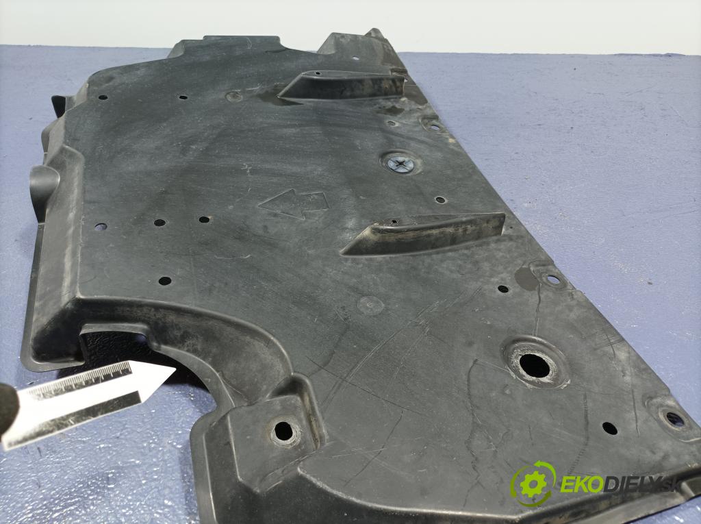 Toyota Prius 2010 kryt Plast: podvozek: 58398-47031