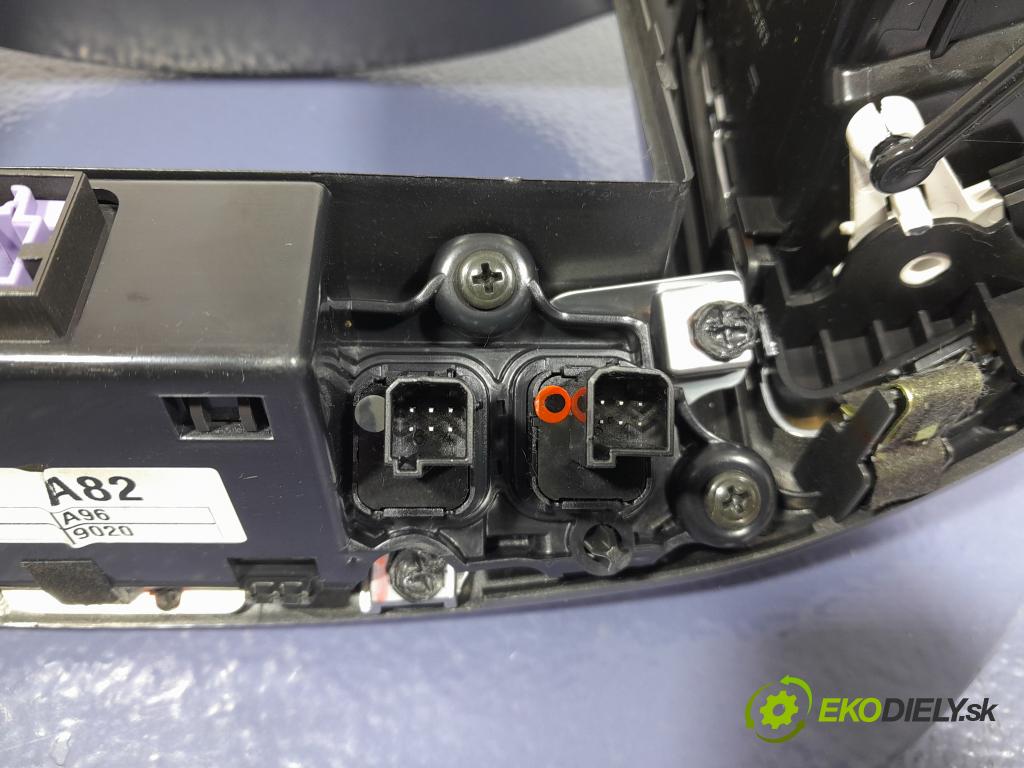 Chevrolet Captiva 2011 kryt Plast: Interiéry: 01