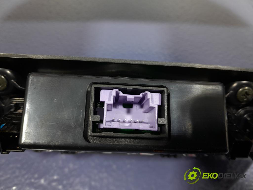 Chevrolet Captiva 2011 kryt Plast: Interiéry: 01