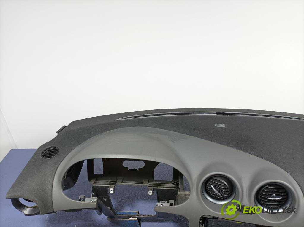 Seat Ibiza 2007 kokpit,pristrojová doska 01