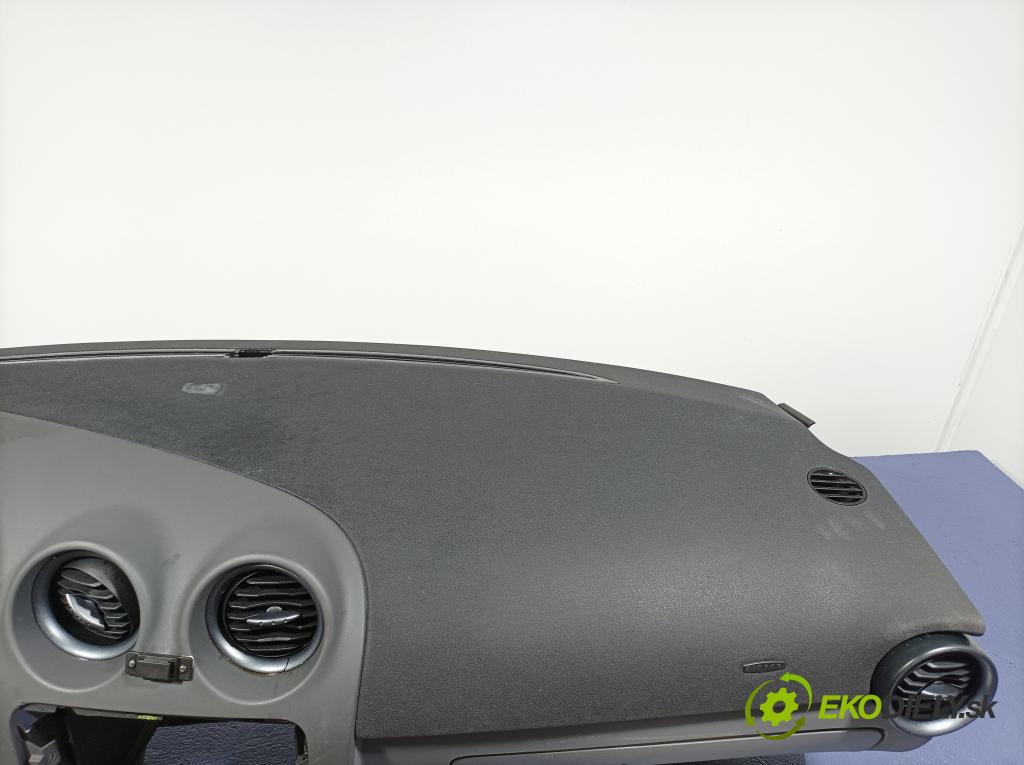 Seat Ibiza 2007 kokpit,pristrojová doska 01