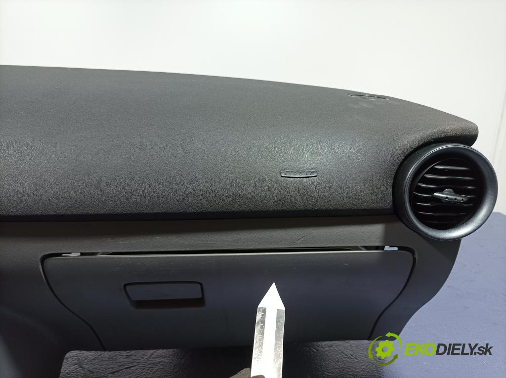 Seat Ibiza 2007 kokpit,pristrojová doska 01