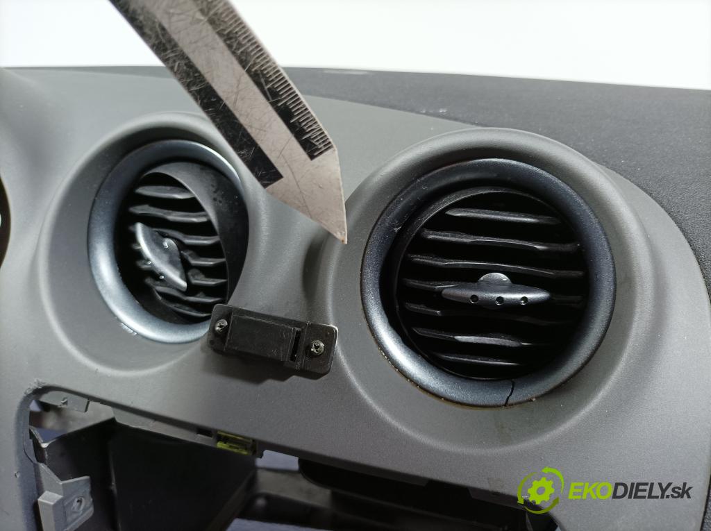 Seat Ibiza 2007 kokpit,pristrojová doska 01