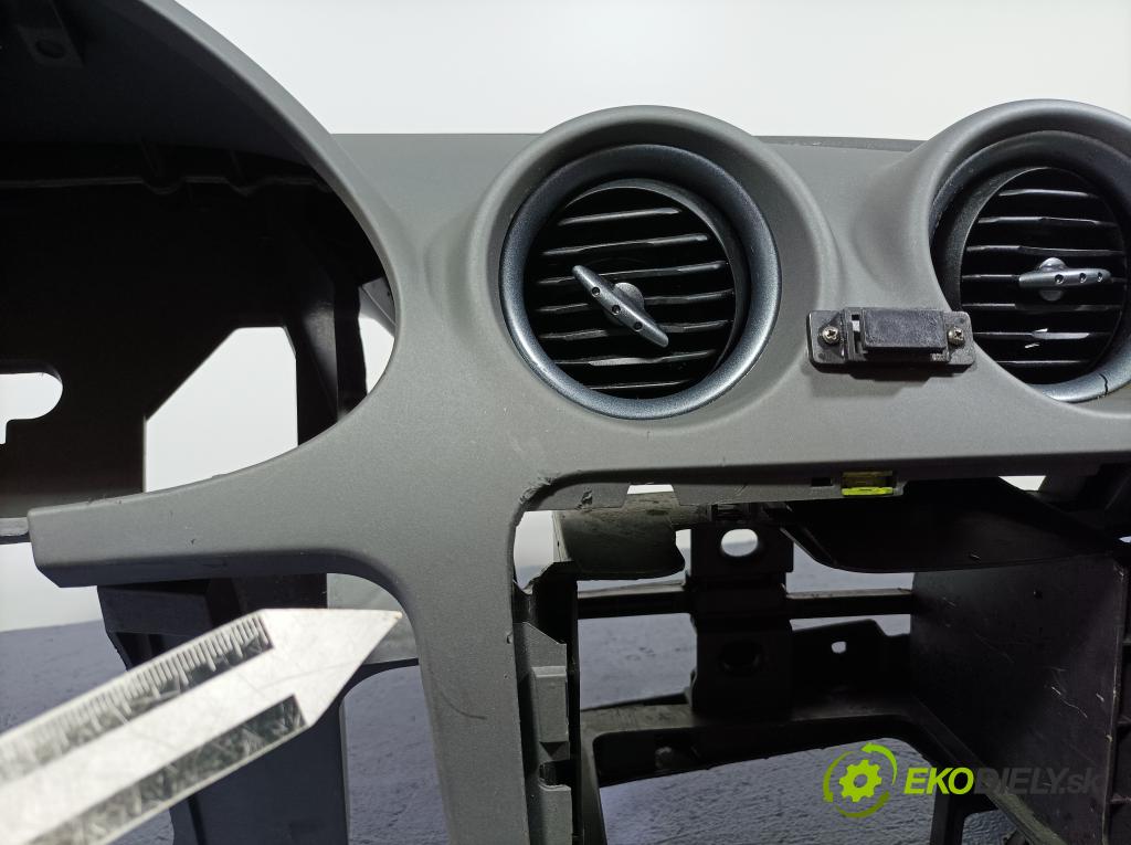 Seat Ibiza 2007 kokpit,pristrojová doska 01