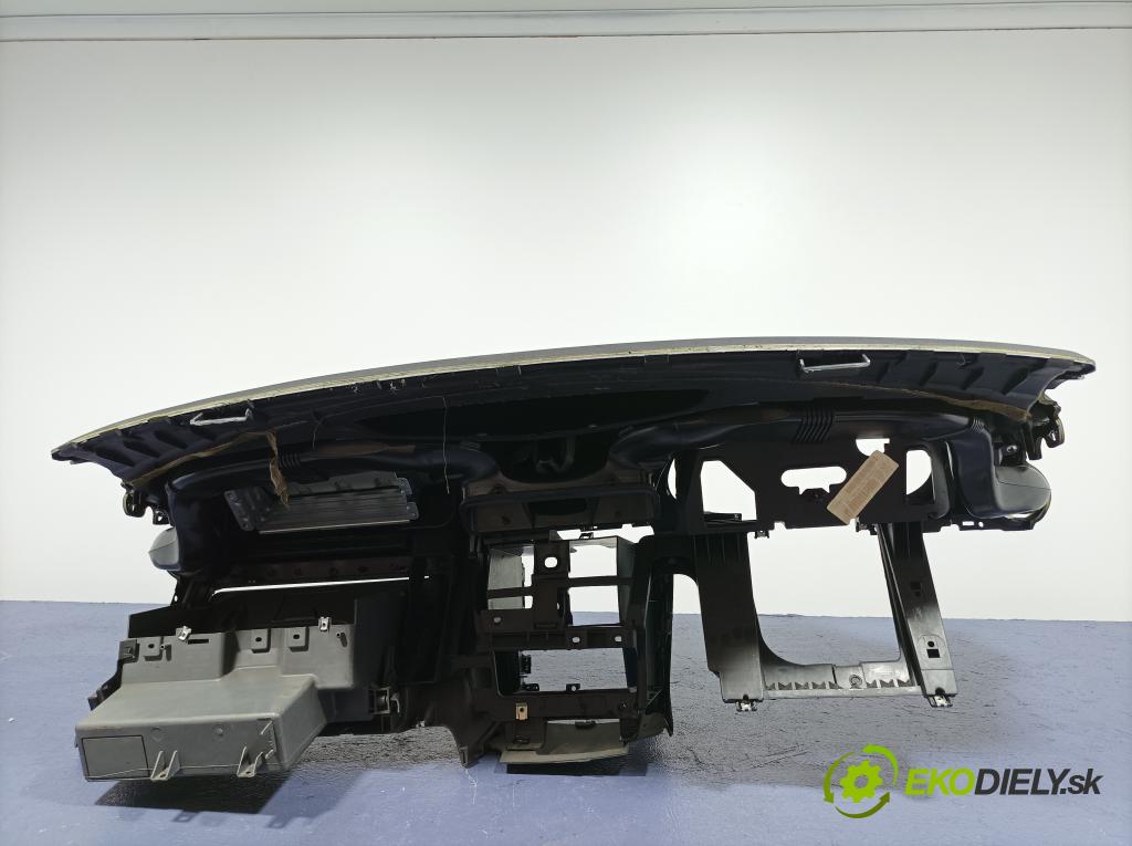 Seat Ibiza 2007 kokpit,pristrojová doska 01