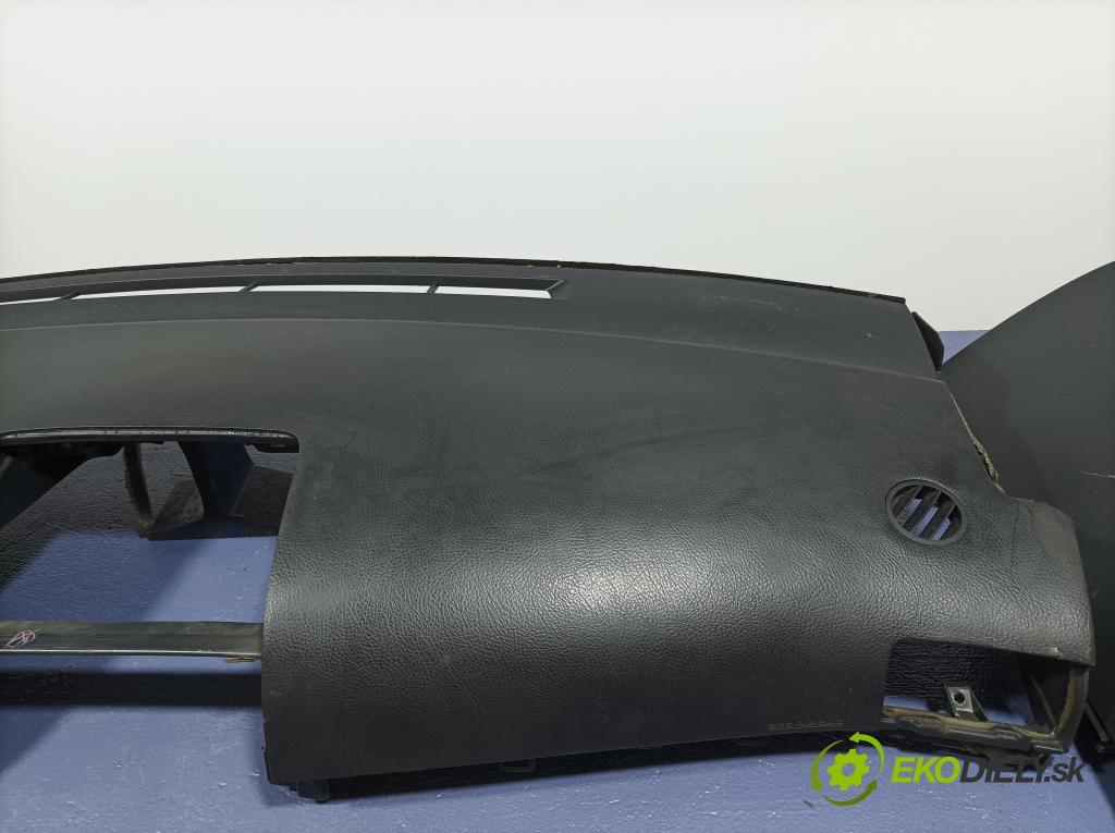 Toyota Avensis 2006 kokpit,pristrojová doska 01