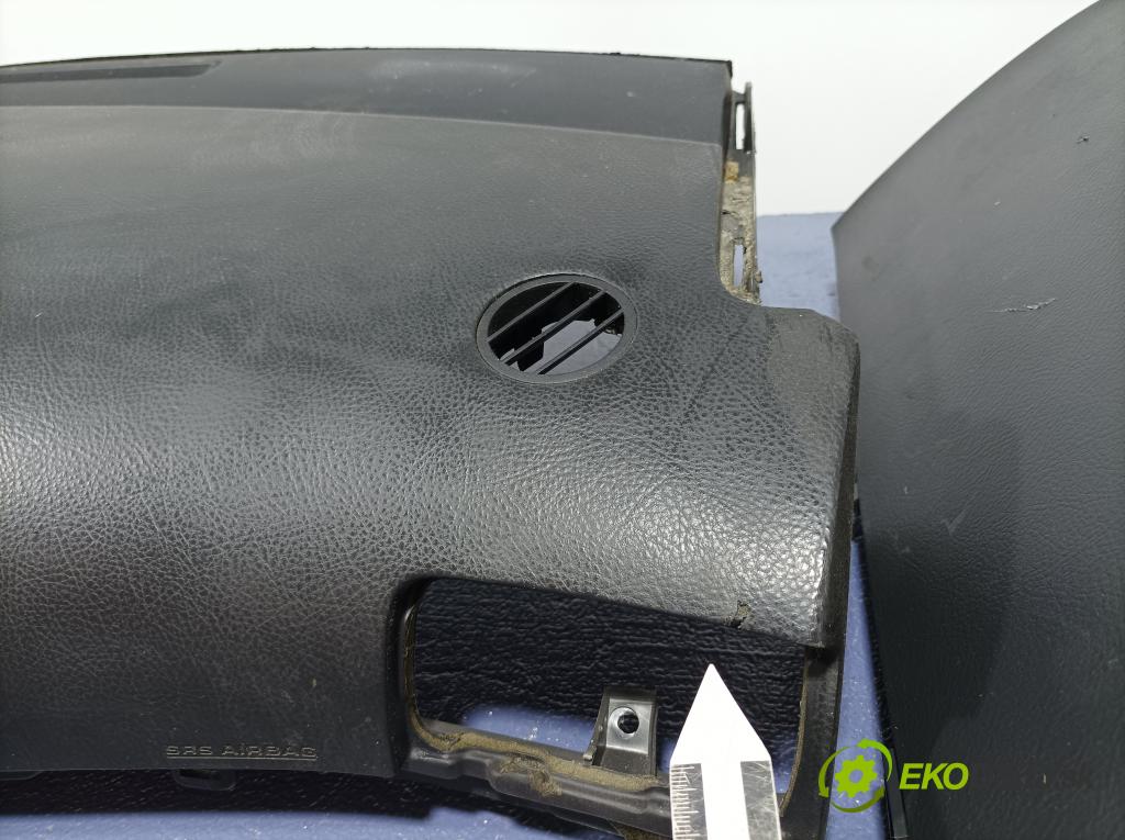 Toyota Avensis 2006 kokpit,pristrojová doska 01