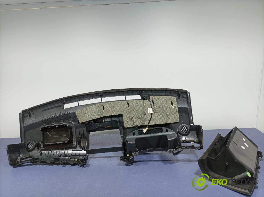 Toyota Avensis 2006 kokpit,pristrojová doska 01
