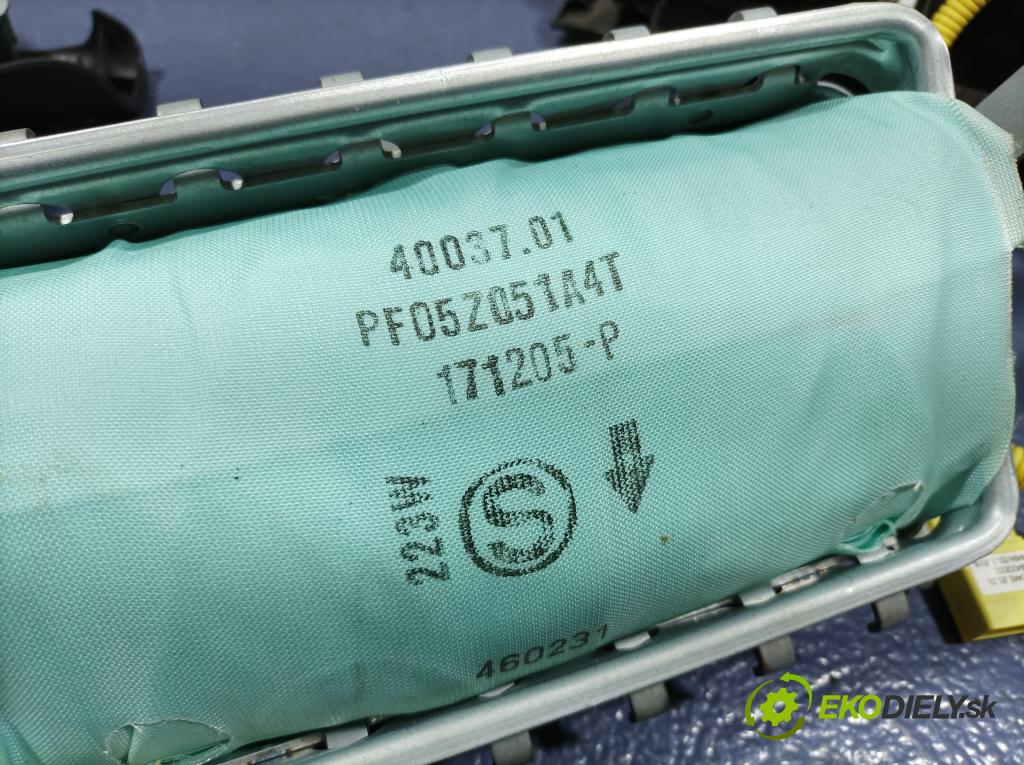 Toyota Avensis 2006 kokpit,pristrojová doska 01
