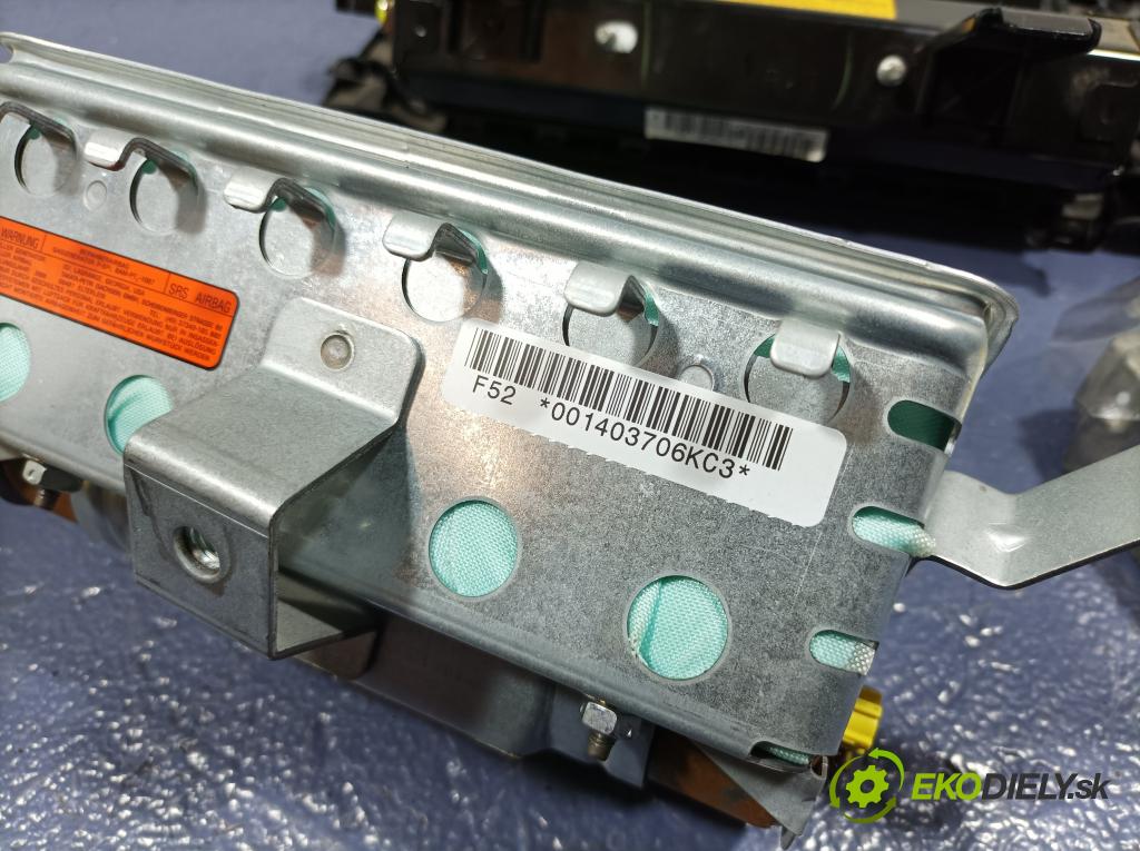 Toyota Avensis 2006 kokpit,pristrojová doska 01