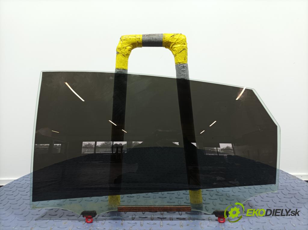 Toyota Prius 2007 sklo dvere zad ľavé 01