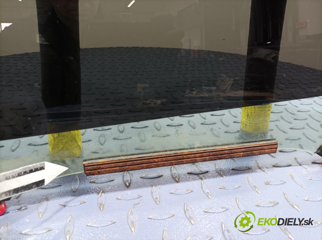 Toyota Prius 2007 sklo dvere zad ľavé 01