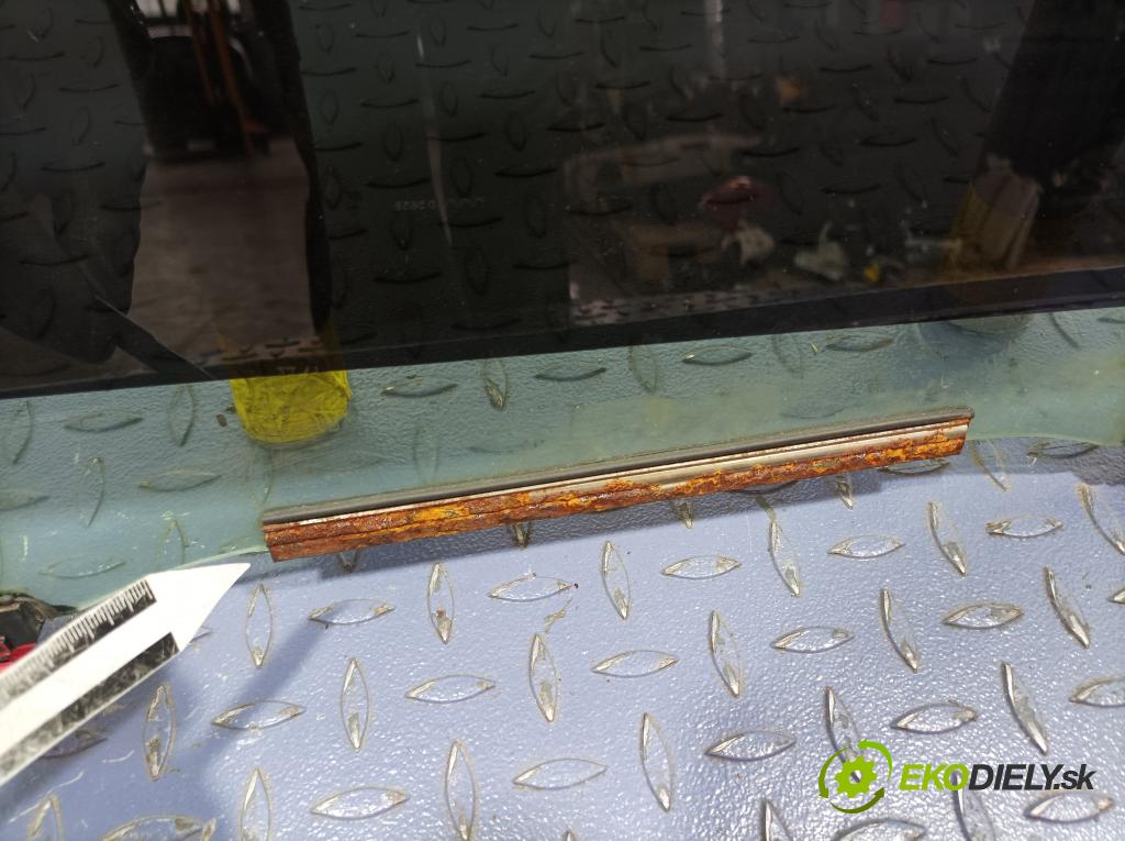 Toyota Prius 2007 sklo dvere zad ľavé 01