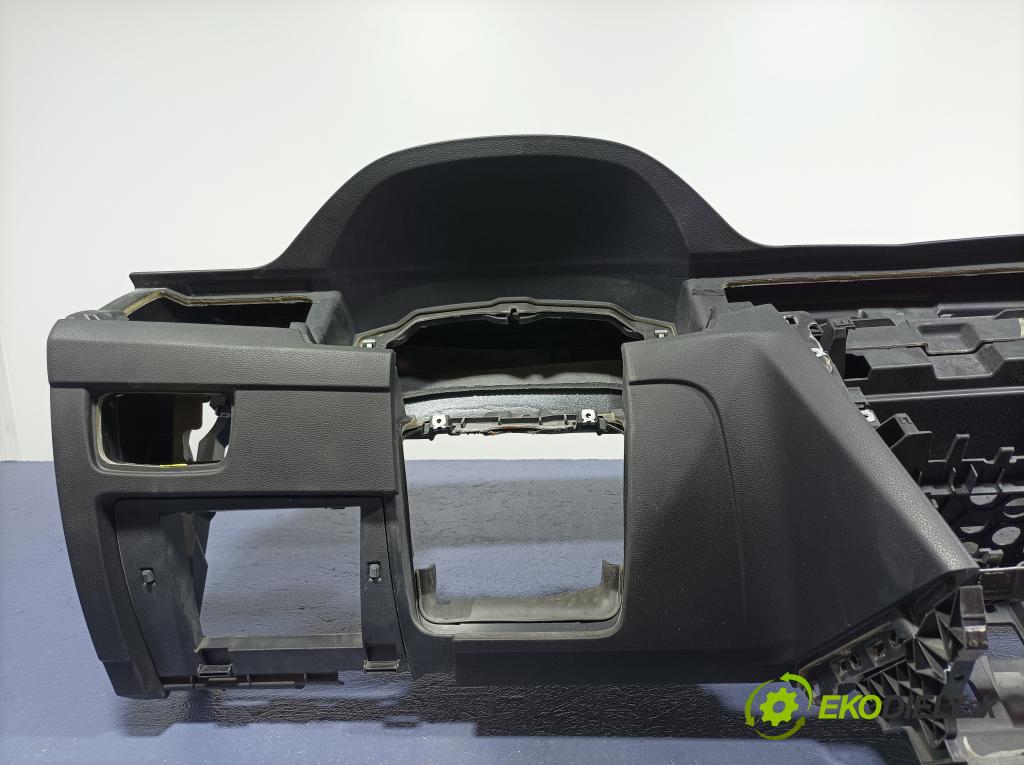 Vw Passat 2015 kokpit,pristrojová doska 01