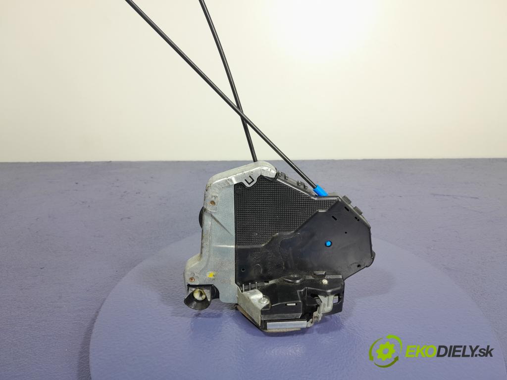 Toyota Auris 2017 zámek dveře před v pravo: A046693