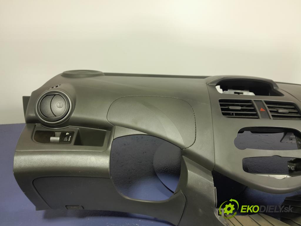 Chevrolet Spark 2010 kokpit,pristrojová doska 01