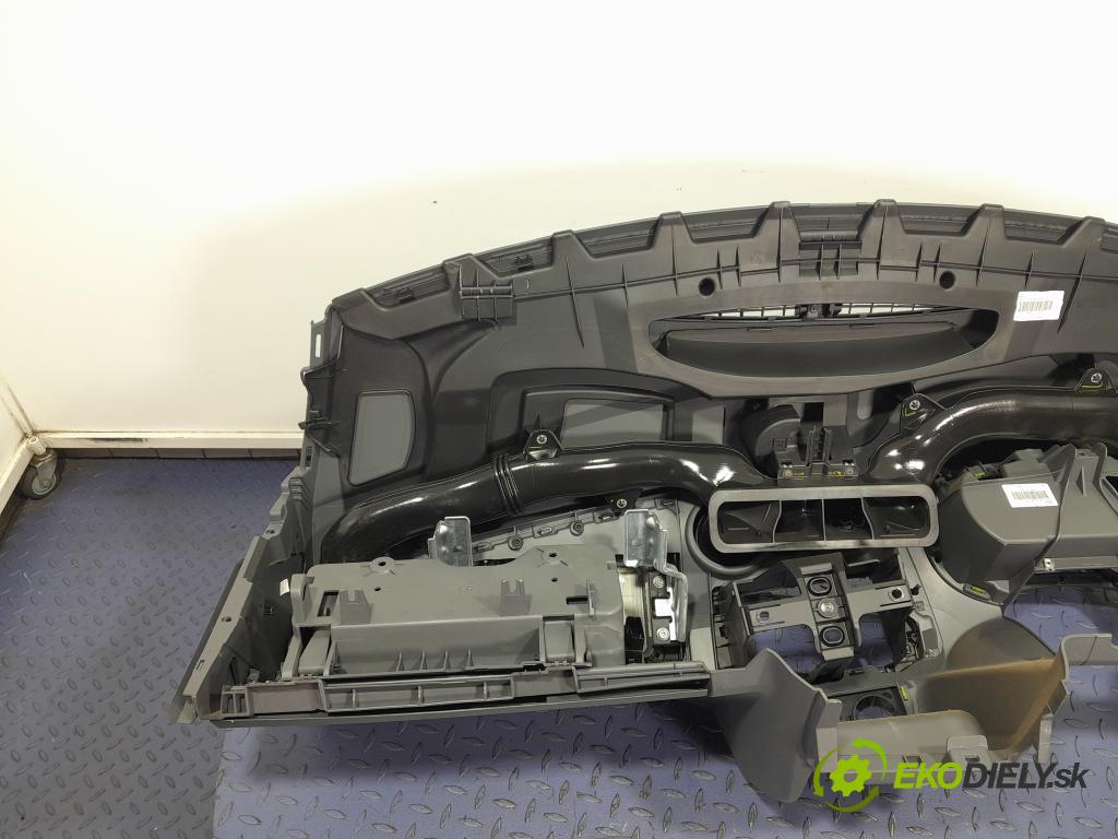 Seat Ibiza 2008 kokpit,pristrojová doska 01