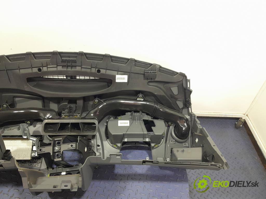 Seat Ibiza 2008 kokpit,pristrojová doska 01