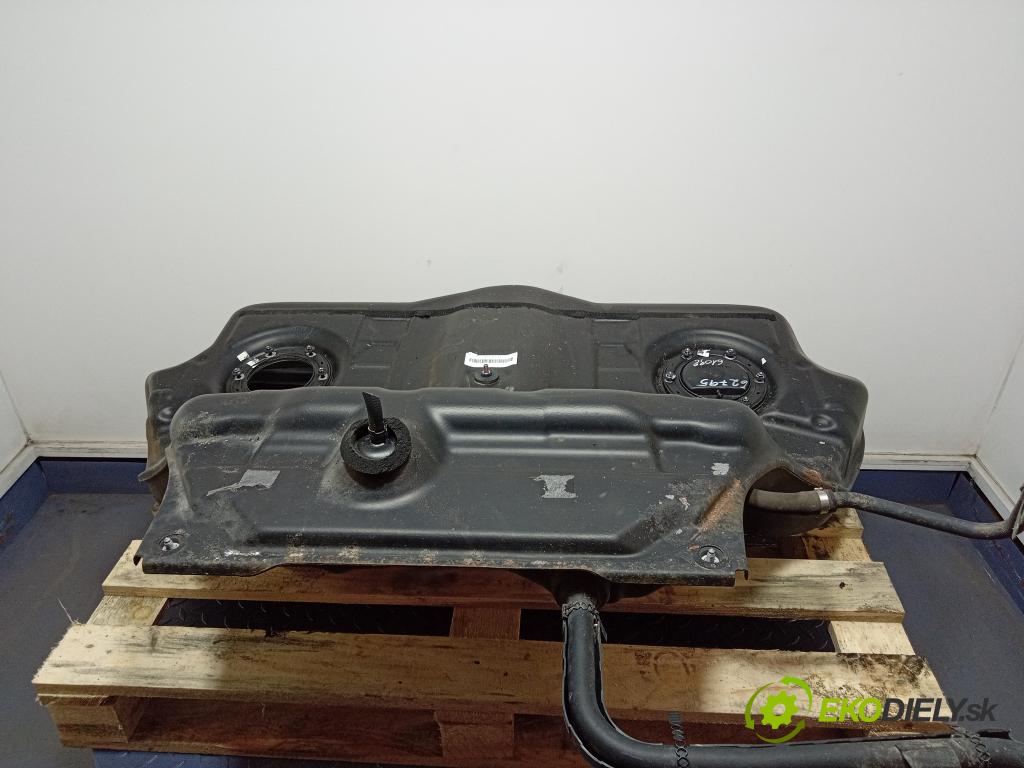 Mercedes S-klasa 2006 Nádrž: paliva A2214701501