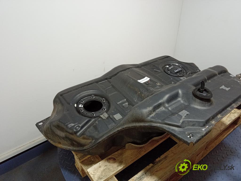 Mercedes S-klasa 2006 Nádrž: paliva A2214701501