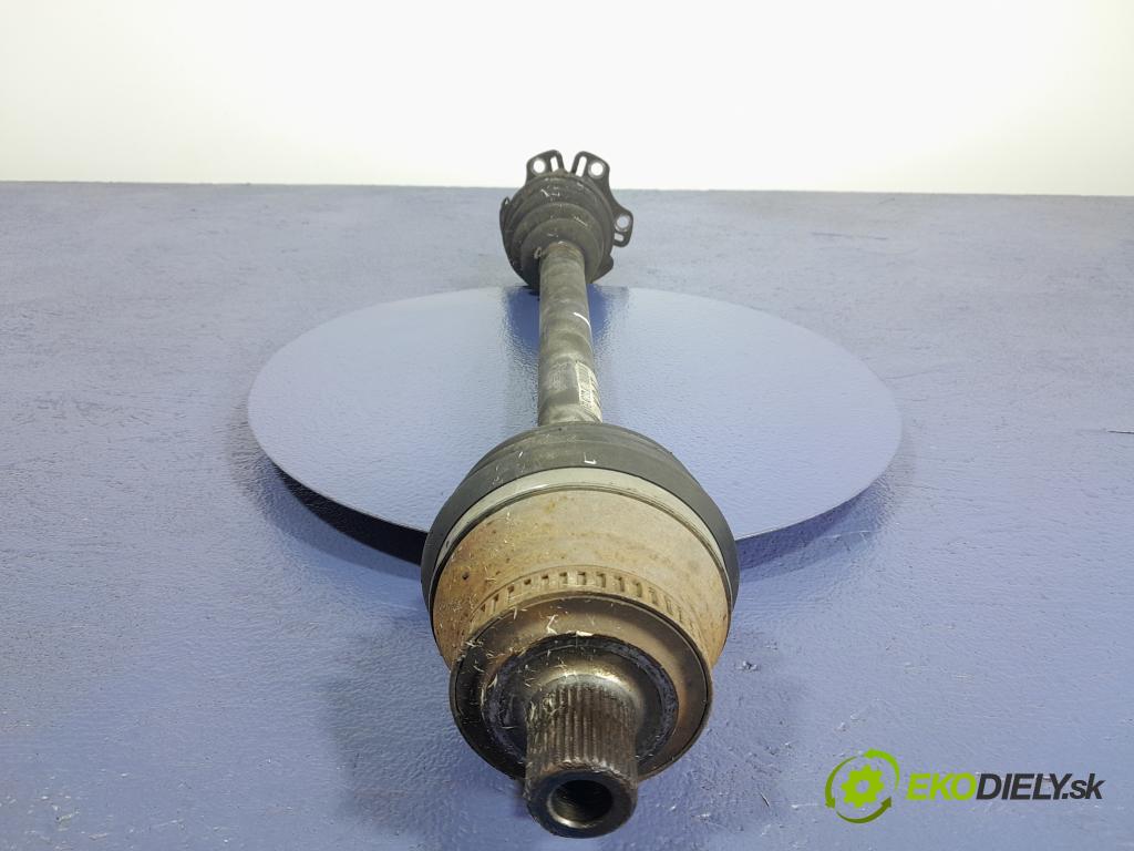Audi A4 2005 poloos Prava: Predné 8E0407272AT
