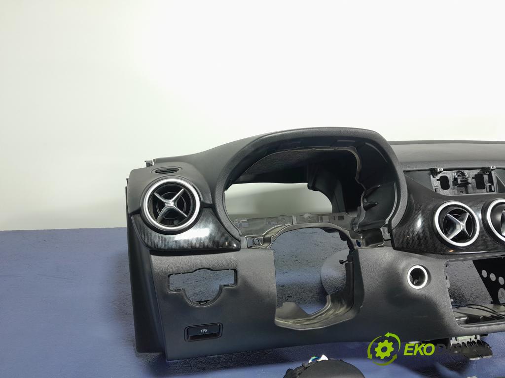 Mercedes B-klasa 2013 kokpit,pristrojová doska 01