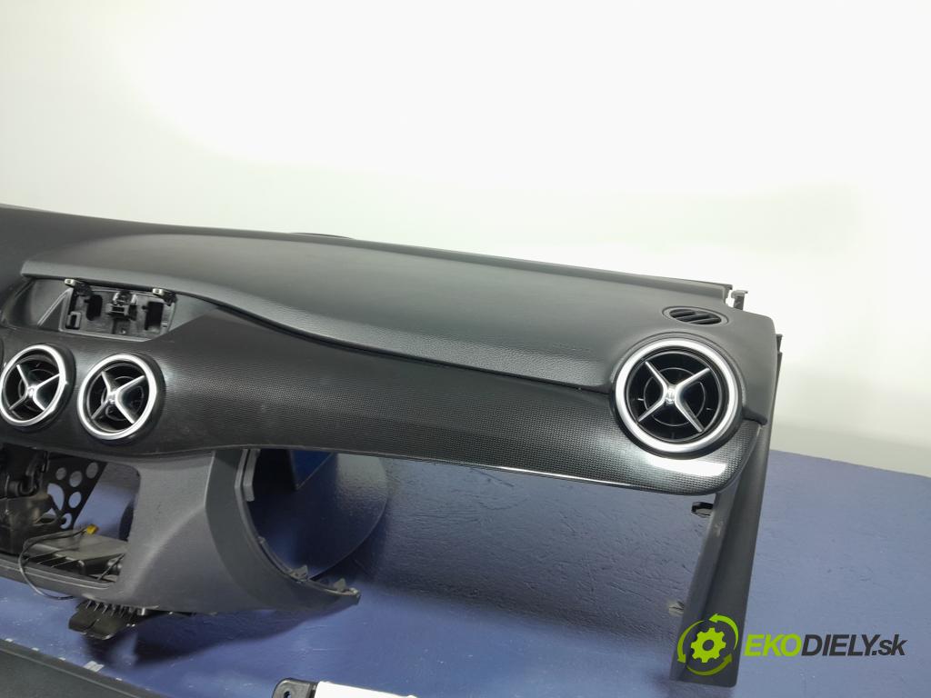 Mercedes B-klasa 2013 kokpit,pristrojová doska 01
