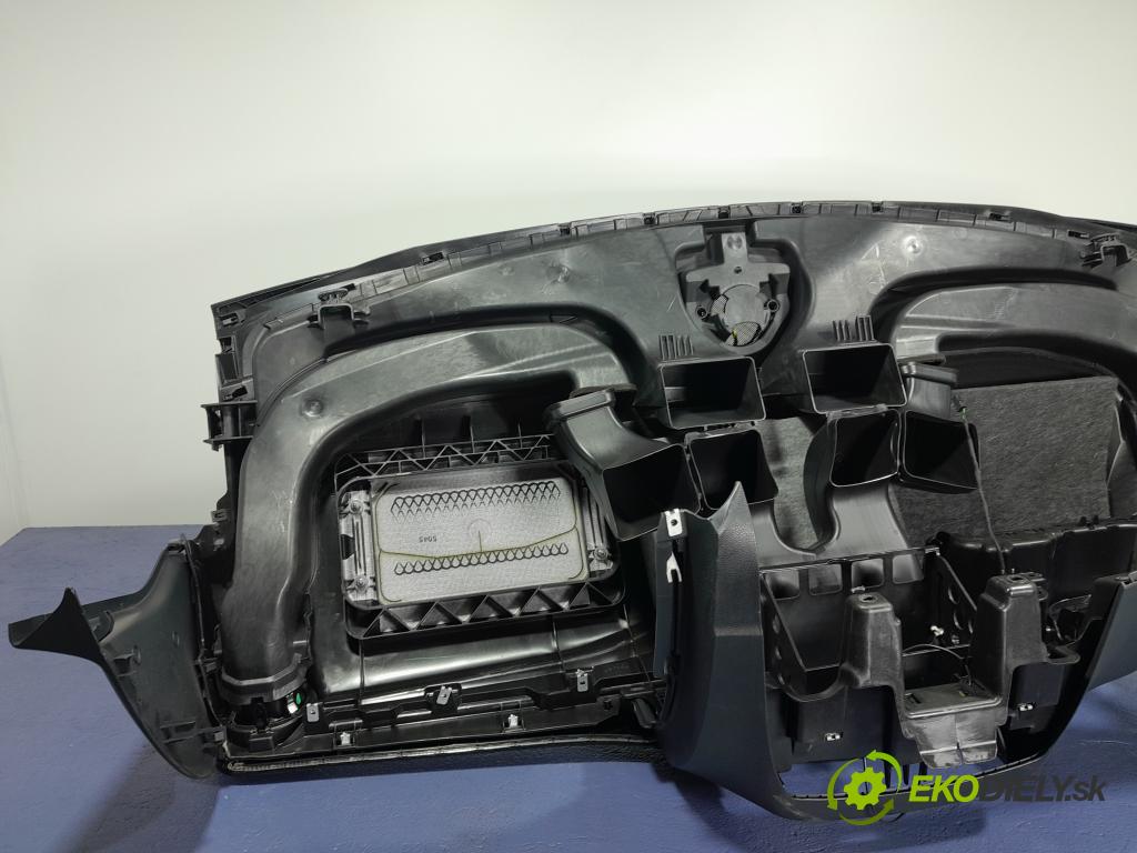 Mercedes B-klasa 2013 kokpit,pristrojová doska 01