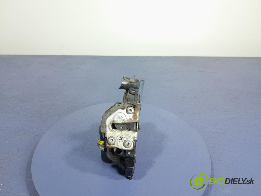 Toyota Prius 2008 zámek dveře před Levý: 01