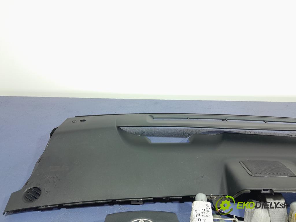Toyota Prius 2008 kokpit,pristrojová doska 01