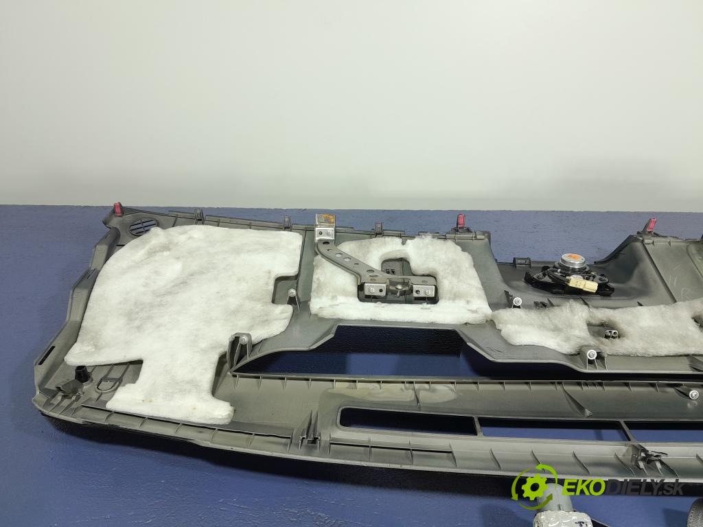 Toyota Prius 2008 kokpit,pristrojová doska 01