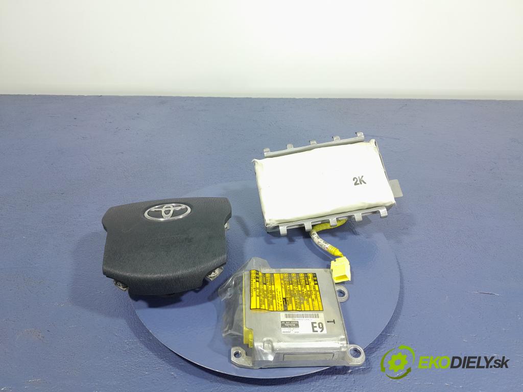 Toyota Prius 2008 kokpit,pristrojová doska 01