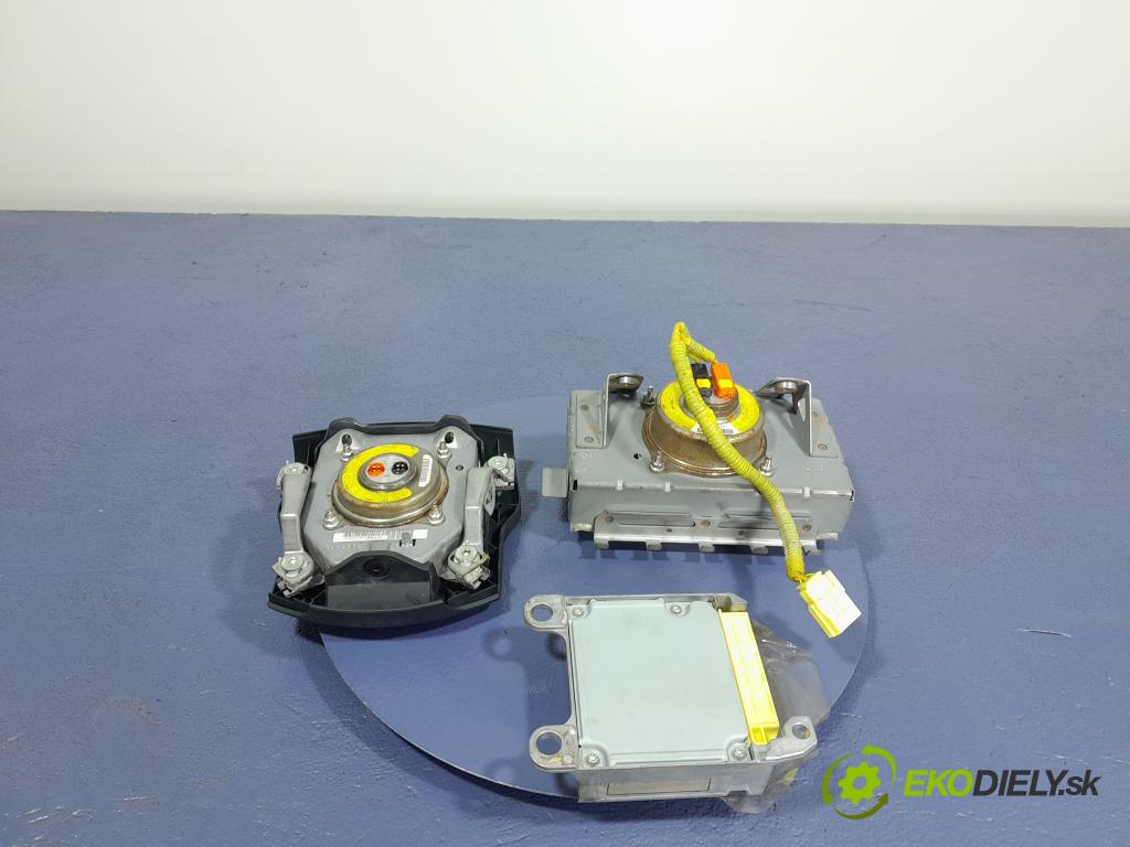 Toyota Prius 2008 kokpit,pristrojová doska 01
